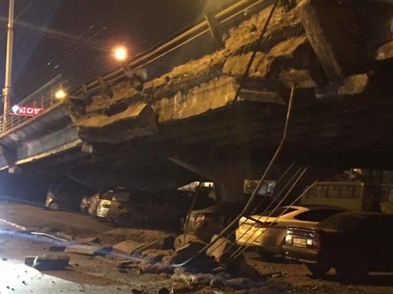 Обломки моста падали рядом с припаркованными автомобилями