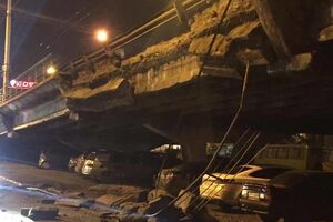 Обломки моста падали рядом с припаркованными автомобилями