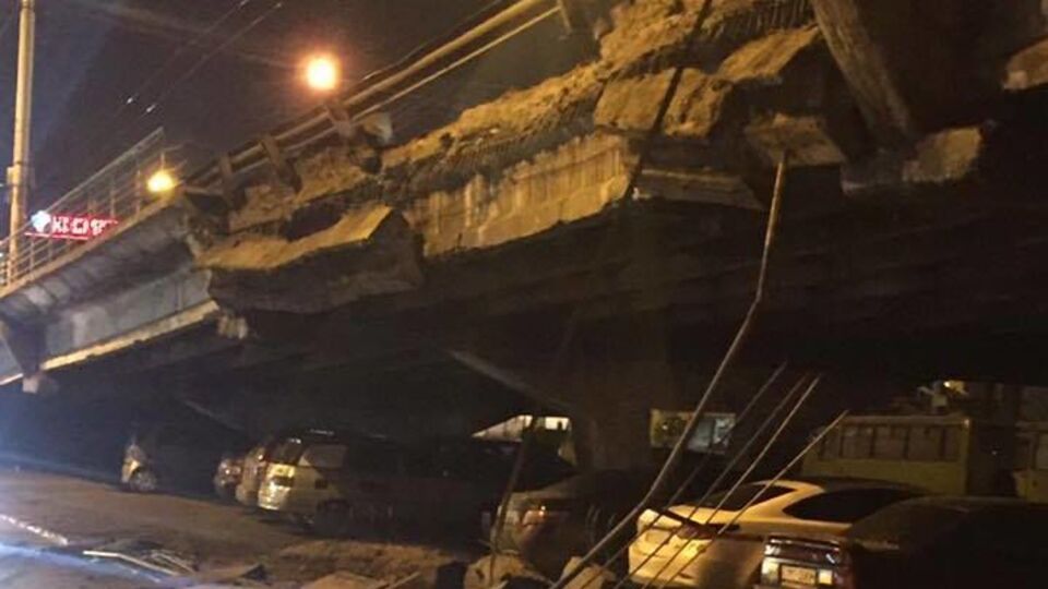 Обломки моста падали рядом с припаркованными автомобилями