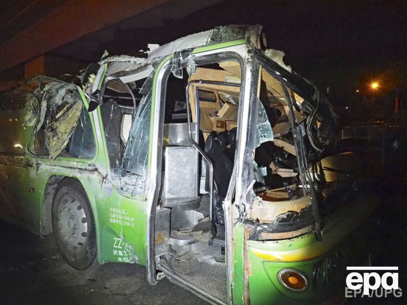 Передняя часть автобуса полностью смята в результате аварии