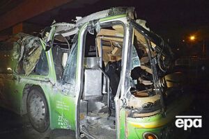 Передняя часть автобуса полностью смята в результате аварии