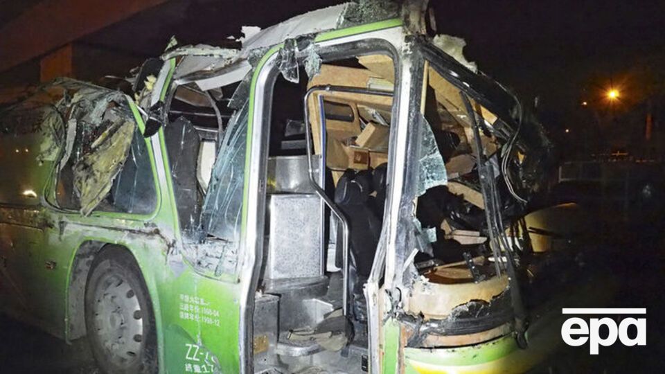 Передня частина автобуса повністю зім'ята внаслідок аварії