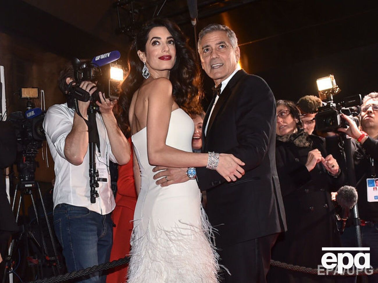 Клуни пришел на церемонию вручения премии "Сезар" с беременной женой