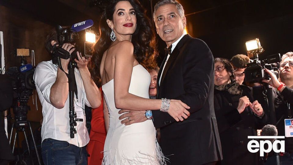 Клуни пришел на церемонию вручения премии "Сезар" с беременной женой