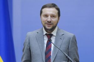 По словам Стеця, технические возможности станции позволят транслировать в дальнейшем все теле- и радиоканалы украинских вещателей, которым будут выданы соответствующие лицензии