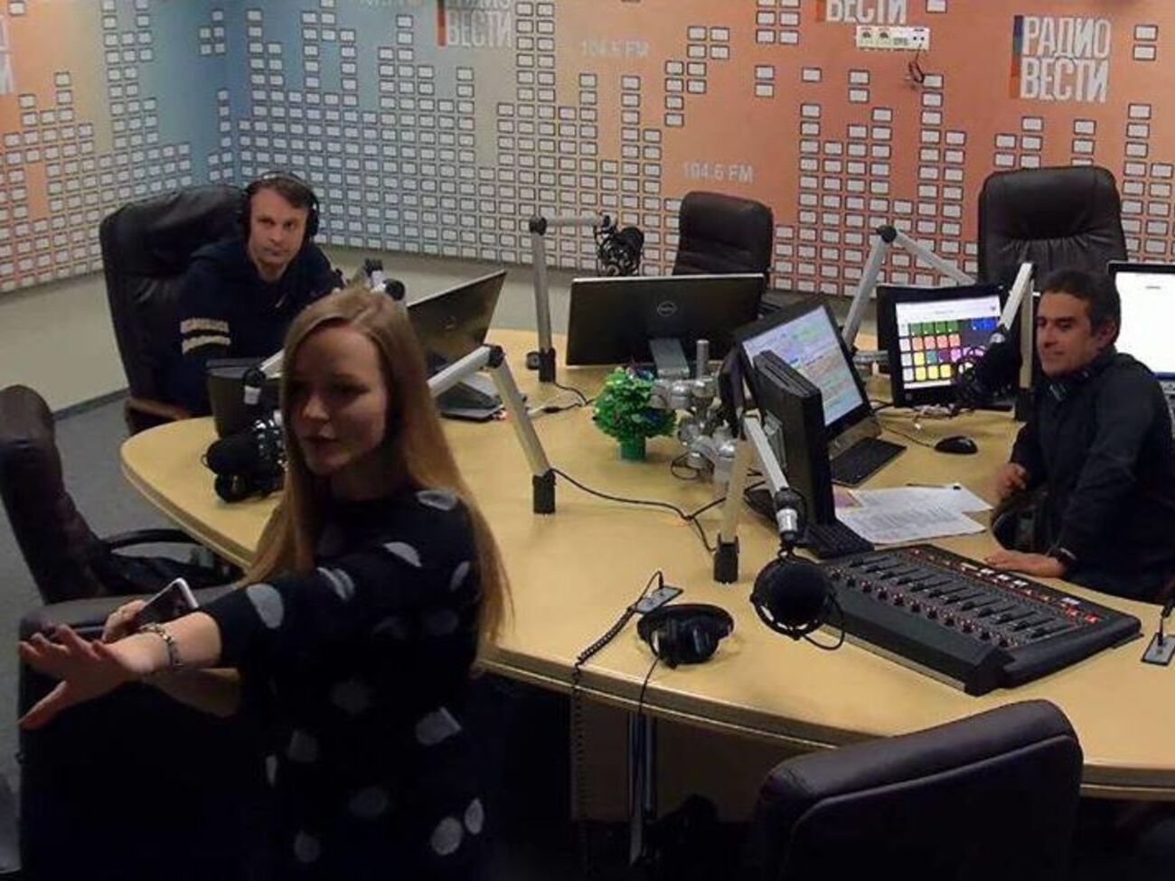 Ведущие "Радио Вести" попрощались со слушателями