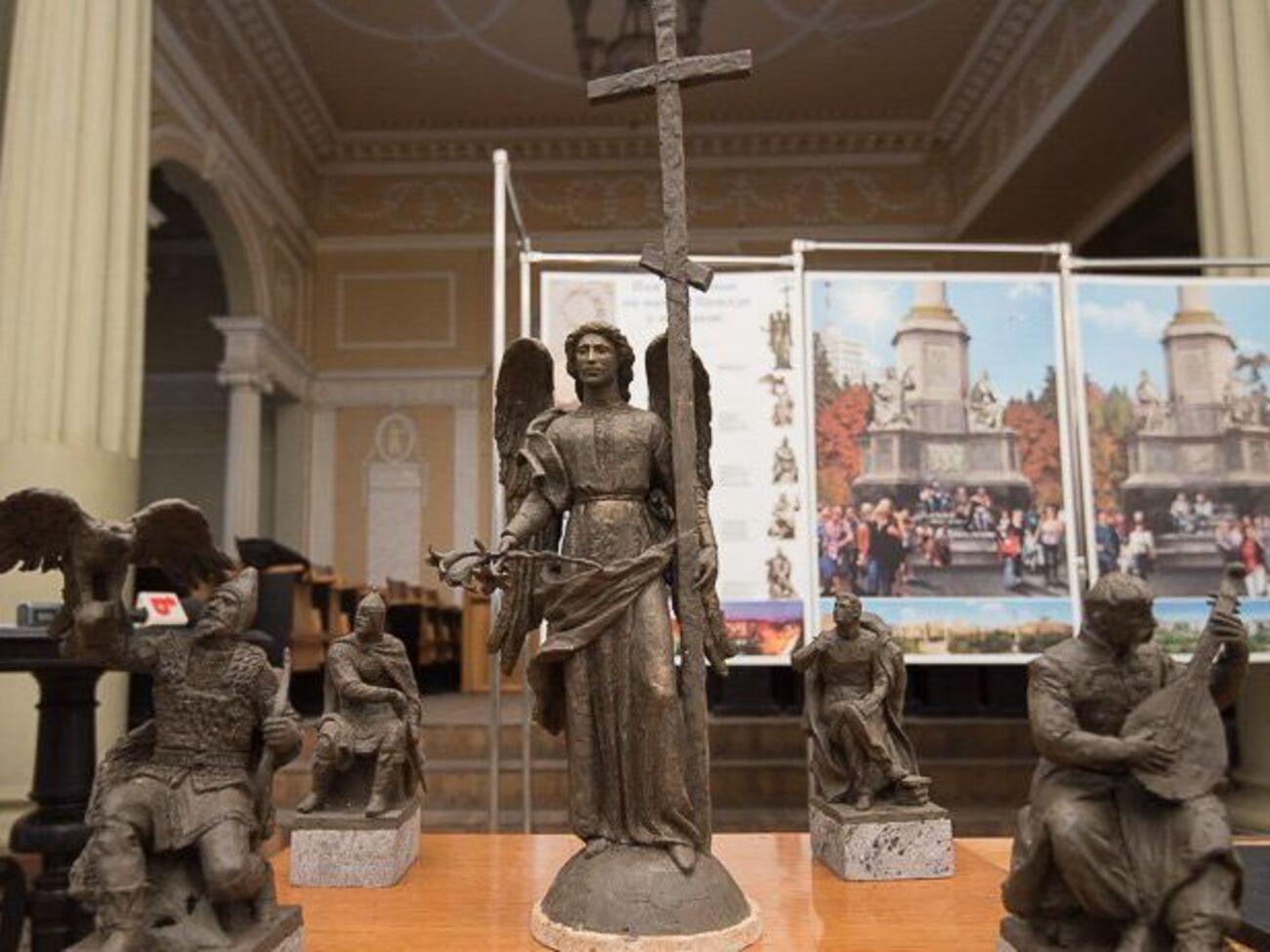 Победителем блиц-конкурса стала композиция из пяти скульптур