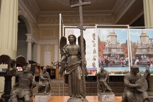 Победителем блиц-конкурса стала композиция из пяти скульптур
