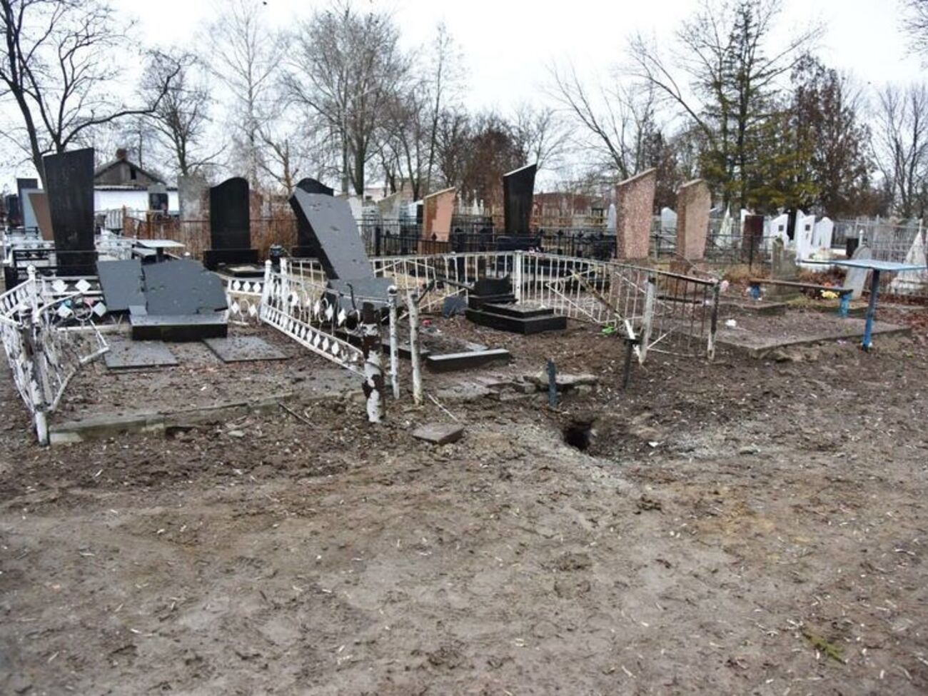 В поселке Сартана снаряды боевиков нанесли разрушения на кладбище