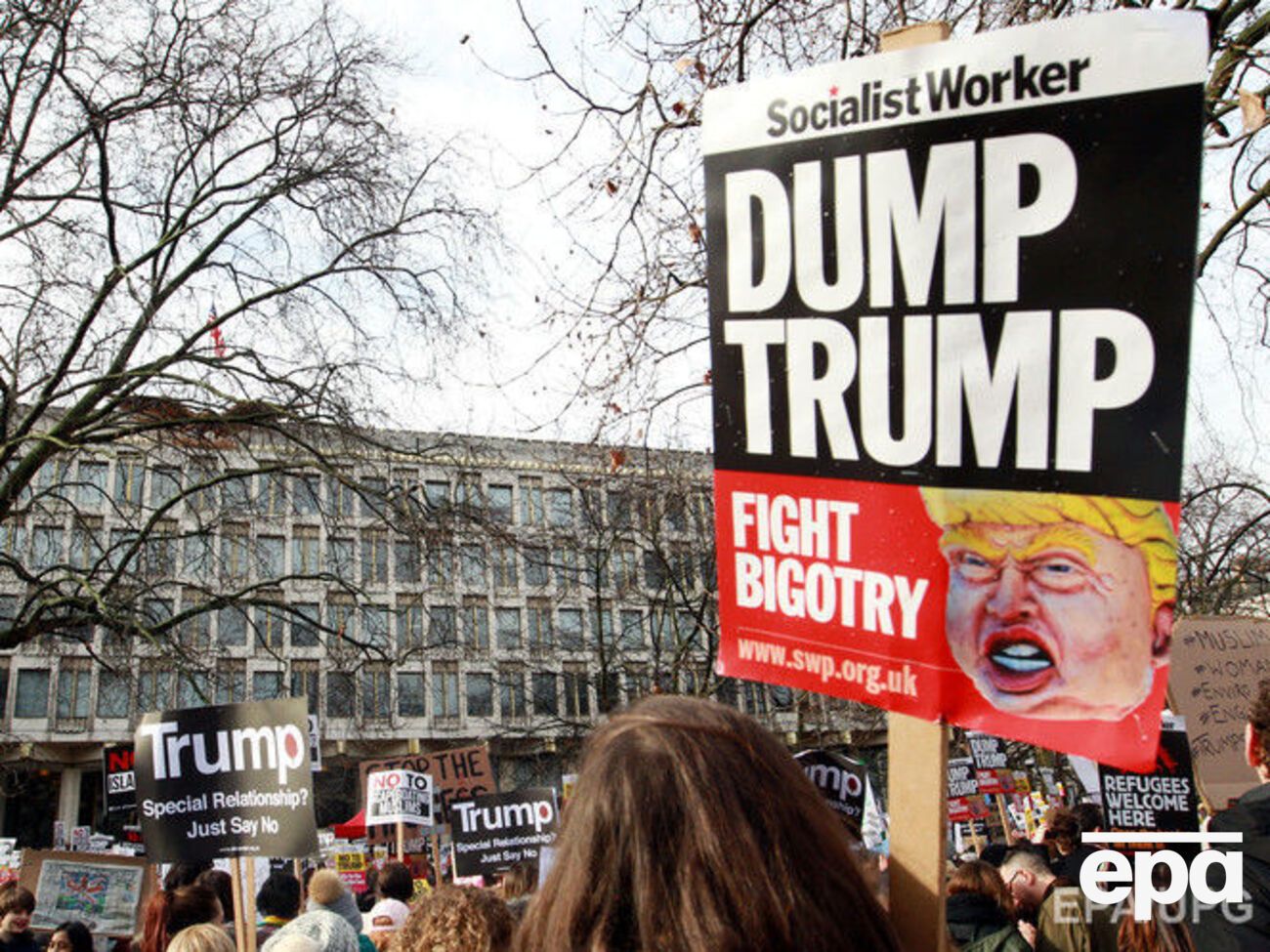 В Лондоне тысячи людей протестуют против возможного визита Трампа в страну и его миграционного указа. Фоторепортаж