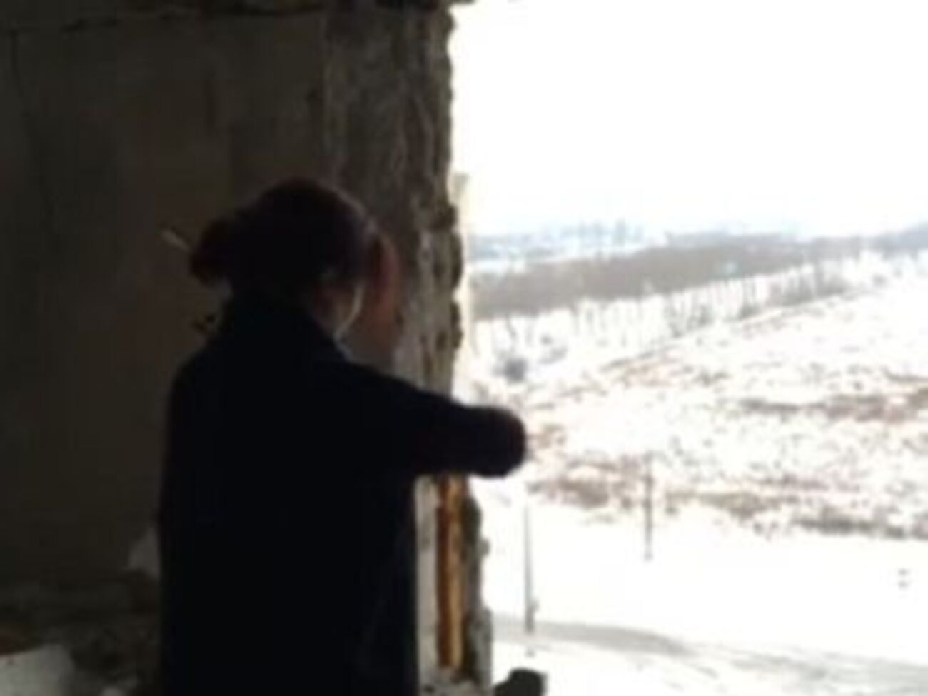 Скрипачка Марина Бондас играет украинский гимн в Авдеевке