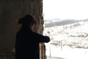 Скрипачка Марина Бондас играет украинский гимн в Авдеевке