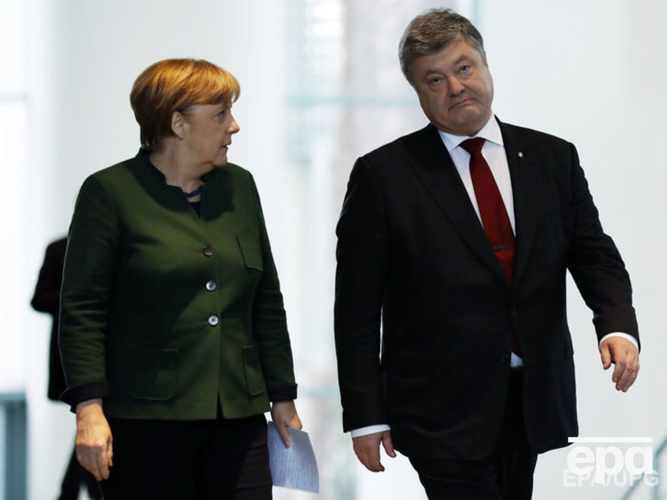 Меркель дала обещание Порошенко, что сделки за спиной Киева не будет, сообщил журналист Рахманин