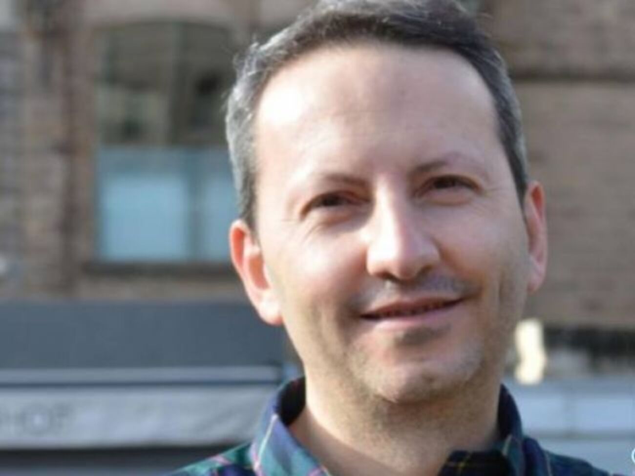 Колеги Джалалі вважають, що причиною його арешту могли стати міжнародні університетські зв'язки, зокрема з представниками ворожих Ірану країн, наприклад, Ізраїлю