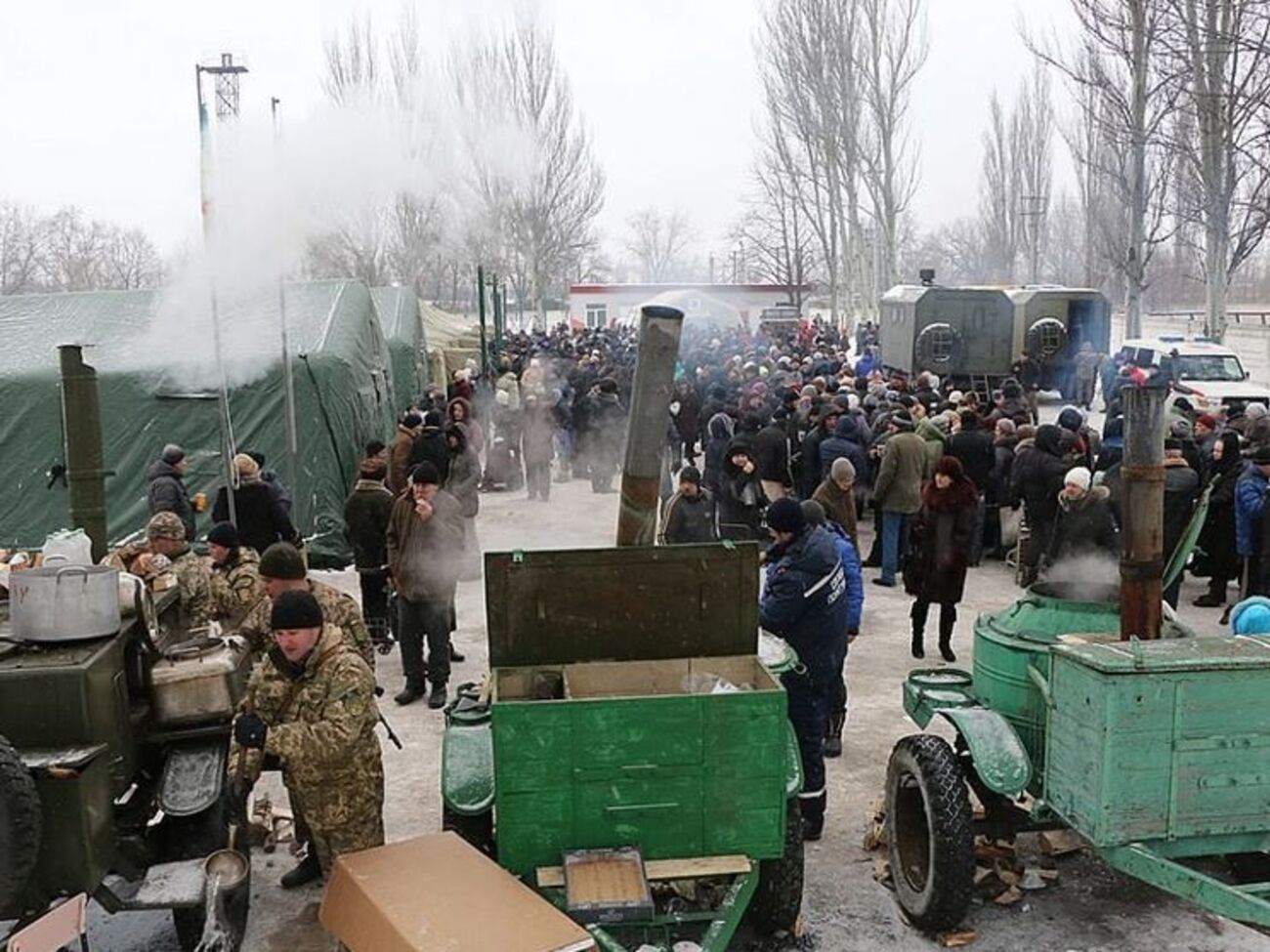 В Авдеевке работают пункты обогрева и полевые кухни