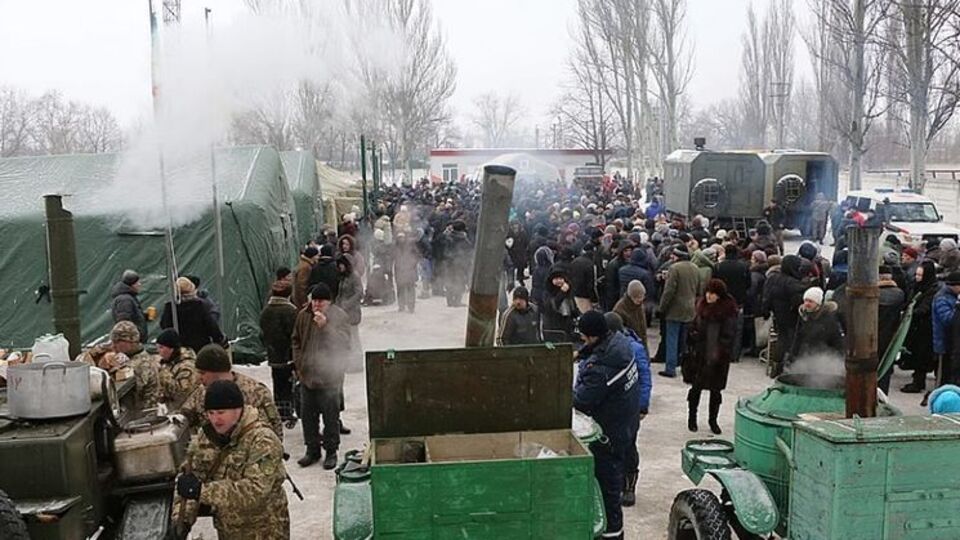 В Авдеевке работают пункты обогрева и полевые кухни