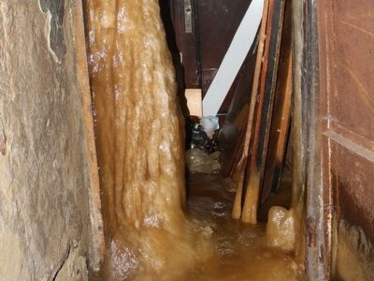 Ледяное образование появилось на первом этаже рядом с выходом из блока