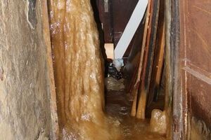Ледяное образование появилось на первом этаже рядом с выходом из блока