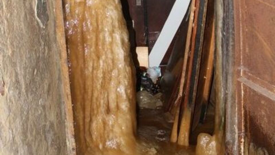 Ледяное образование появилось на первом этаже рядом с выходом из блока