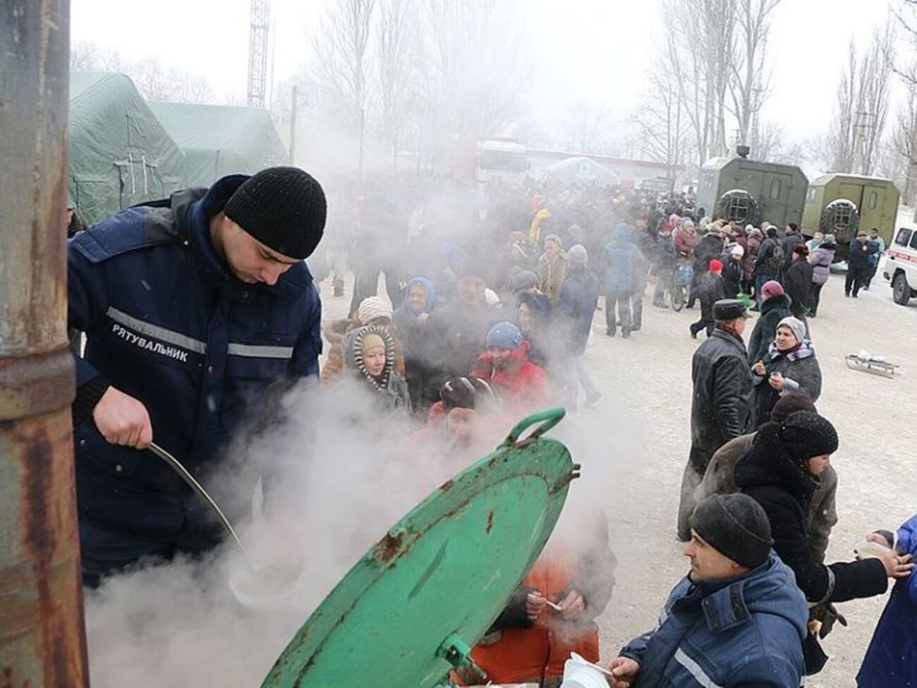 К пунктам выдачи горячего питания в Авдеевке выстраиваются очереди