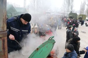 К пунктам выдачи горячего питания в Авдеевке выстраиваются очереди