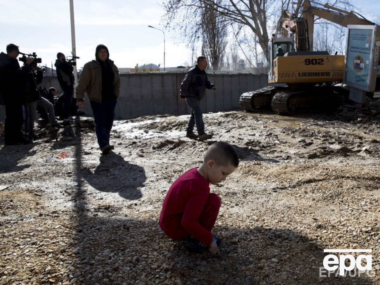 Сербские жители Косовской Митровицы не захотели отделяться от косоваров стеной