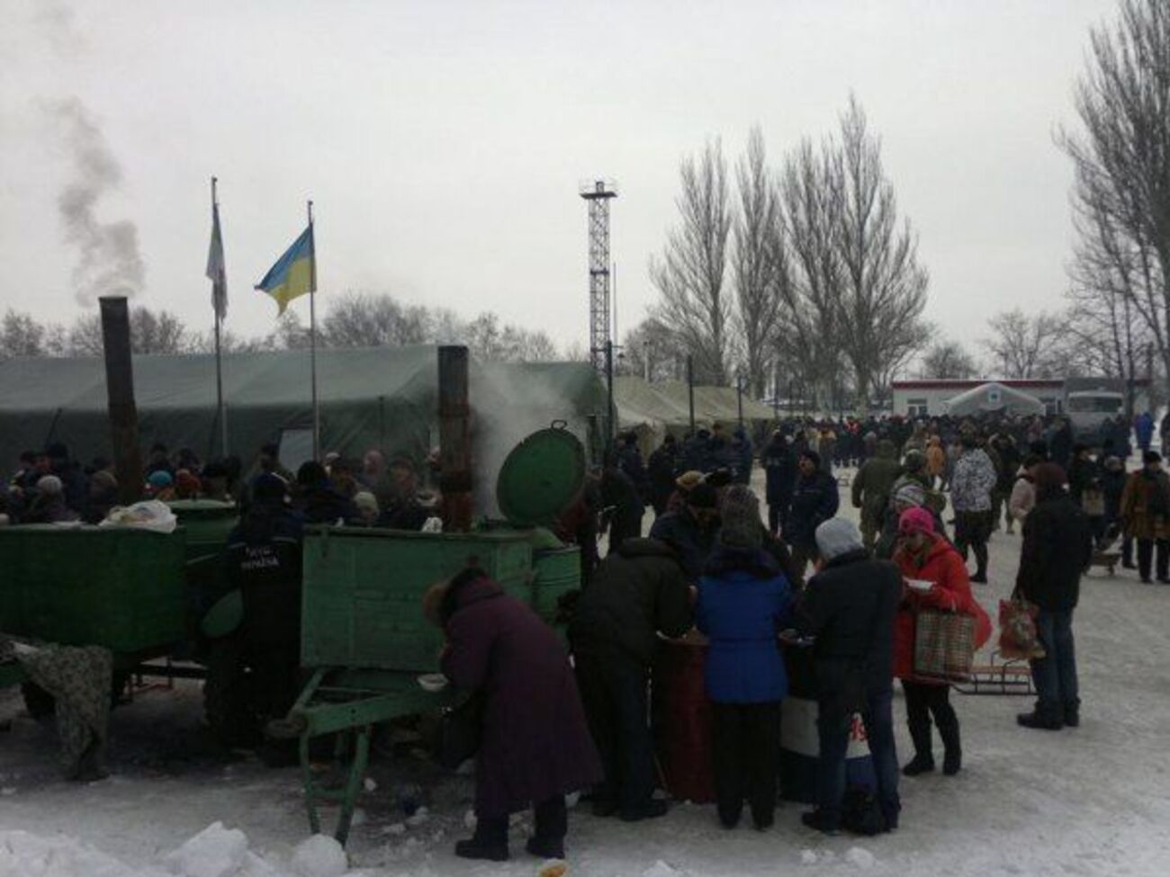 Только деревья прикрывают пункт обогрева от возможного обстрела, отметил журналист