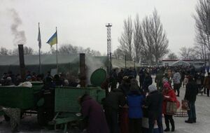 Только деревья прикрывают пункт обогрева от возможного обстрела, отметил журналист