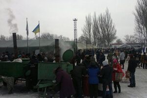 Только деревья прикрывают пункт обогрева от возможного обстрела, отметил журналист