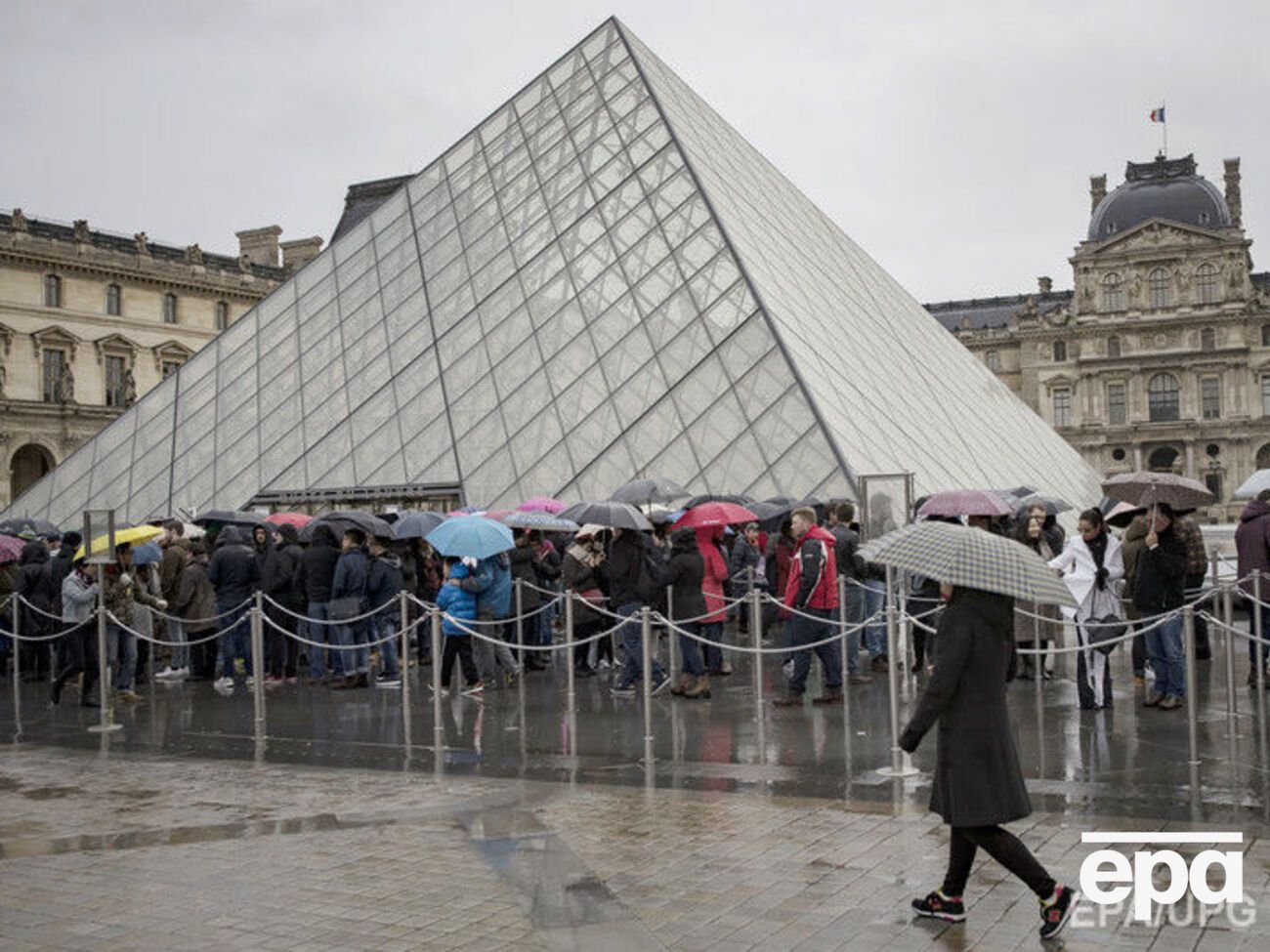 Напад стався біля входу в Лувр