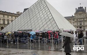 Напад стався біля входу в Лувр