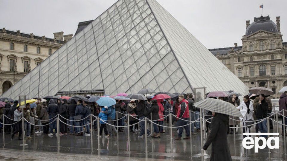 Напад стався біля входу в Лувр