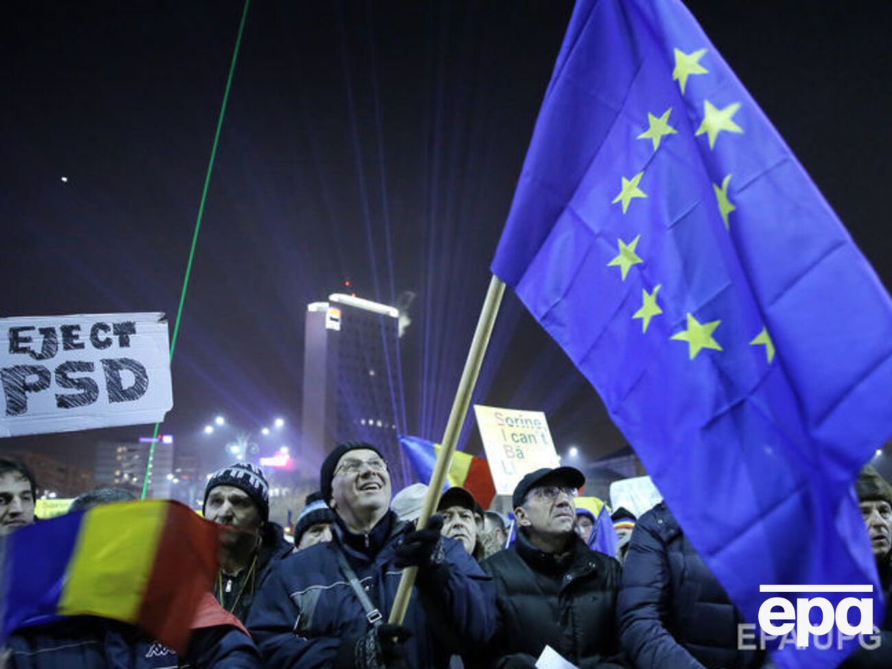 Жители Бухареста, требующие отставки правительства, пришли на митинг с флагами Румынии и Евросоюза