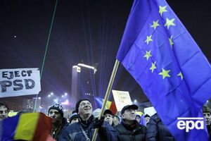 Жители Бухареста, требующие отставки правительства, пришли на митинг с флагами Румынии и Евросоюза