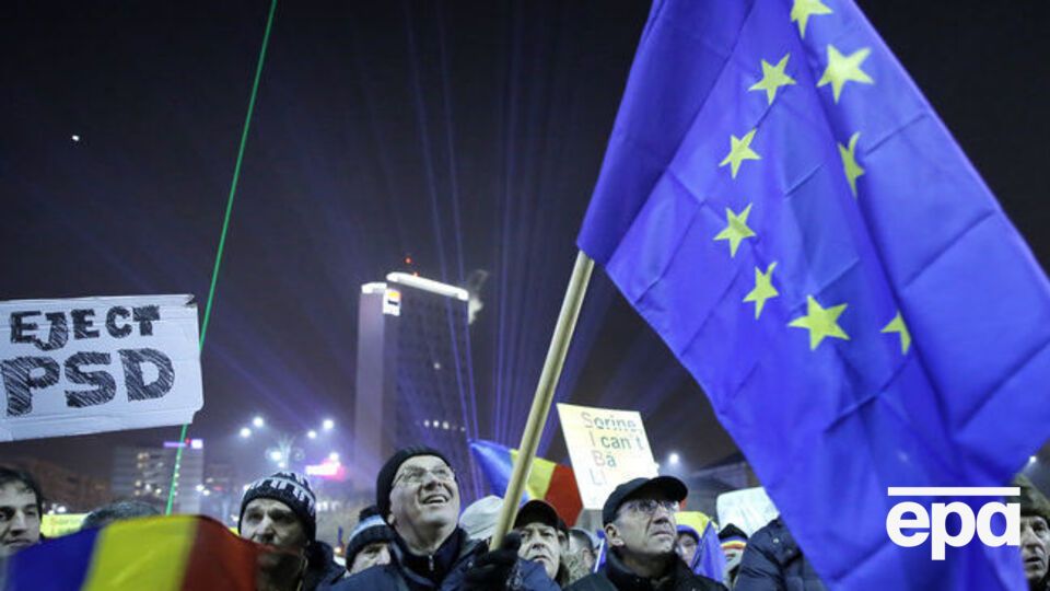 Жители Бухареста, требующие отставки правительства, пришли на митинг с флагами Румынии и Евросоюза