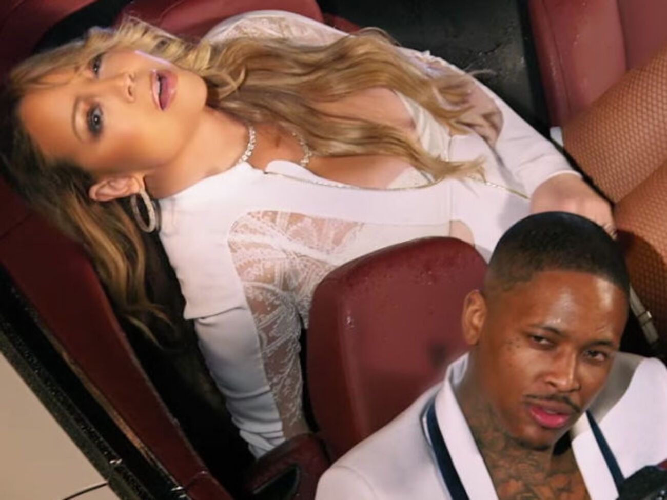 Кэри демонстративно "попрощалась" с подвенечным вбранням