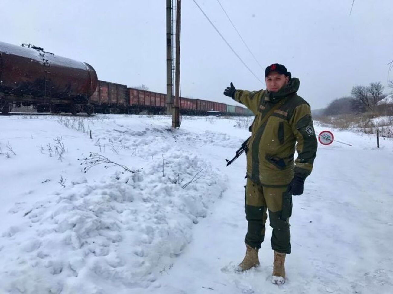 Парасюк утверждает, что пришел навестить полицейского в больницу с мандаринами, однако не нашел его