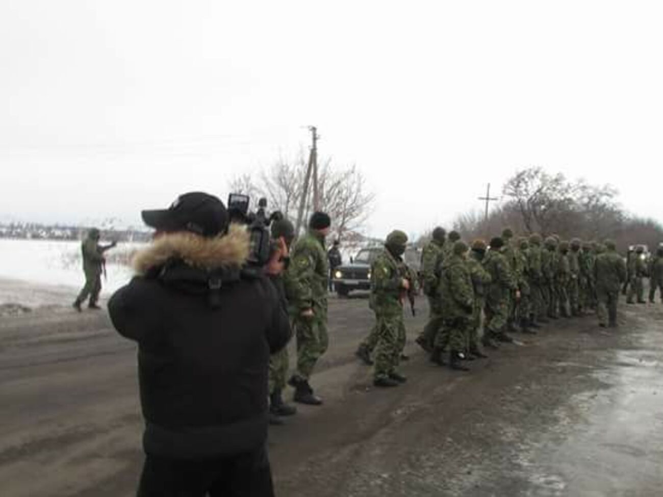 Попытка разблокировать автобус с неизвестными, который задержали участники блокады оккупированных территорий
