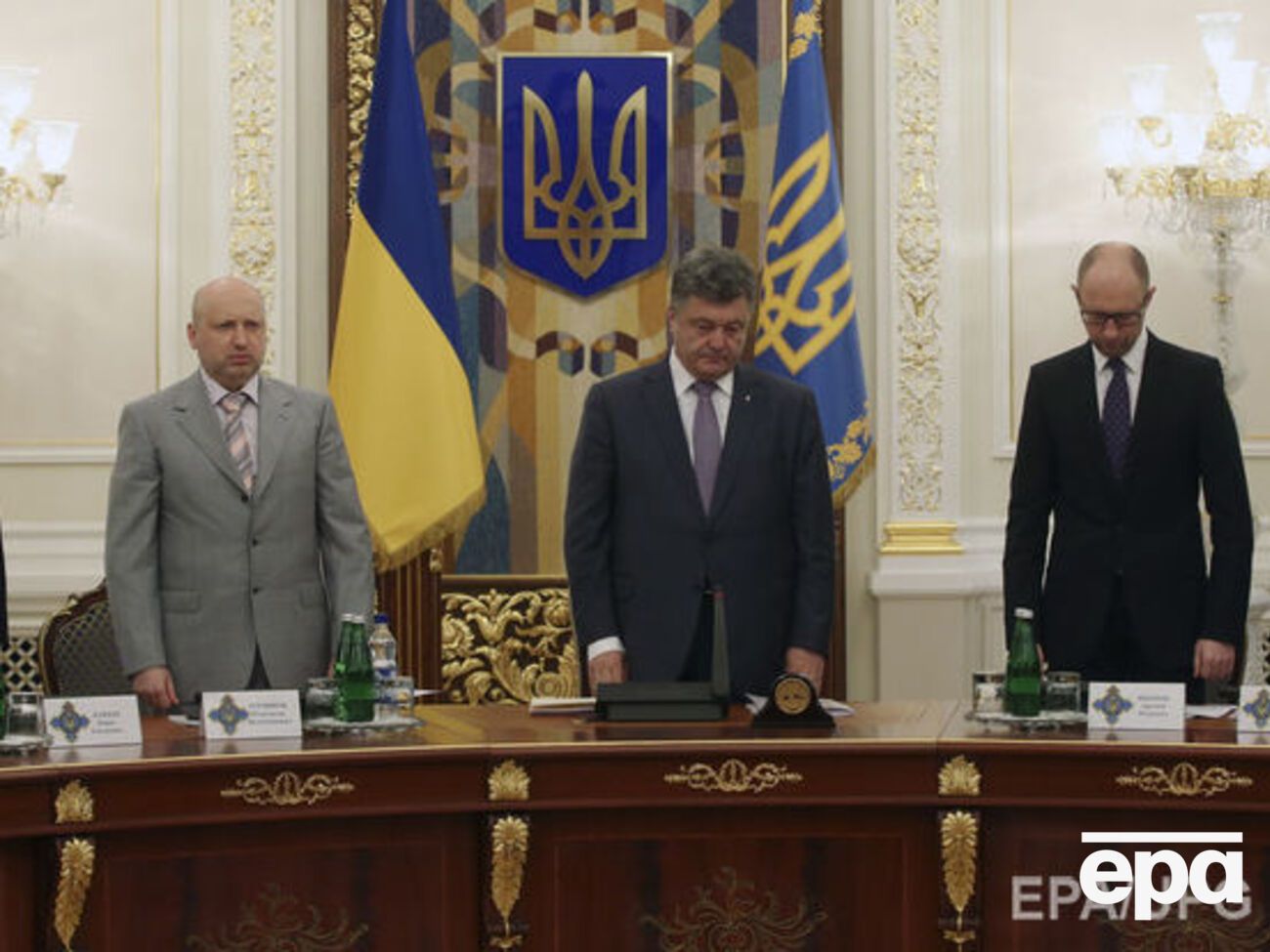 Раніше "миролюбний" Порошенко протистояв "яструбові" Яценюку, але під впливом Турчинова сам став "яструбом", вважають в американському аналітичному виданні