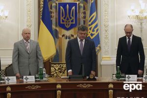 Раніше "миролюбний" Порошенко протистояв "яструбові" Яценюку, але під впливом Турчинова сам став "яструбом", вважають в американському аналітичному виданні