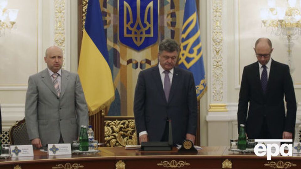 Раніше "миролюбний" Порошенко протистояв "яструбові" Яценюку, але під впливом Турчинова сам став "яструбом", вважають в американському аналітичному виданні