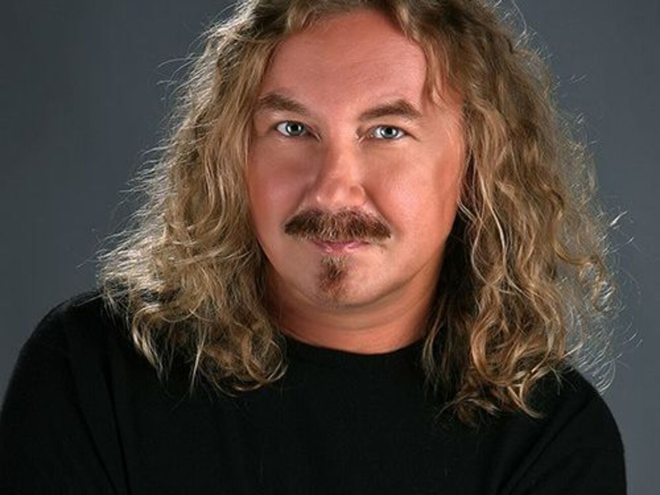 Николаев:&nbsp;Наша Вероничка поздравляет всех с добрым утром и желает прекрасного настроения! А я обожаю наяривать на рояле что-то в стиле "на зарядку становись!"