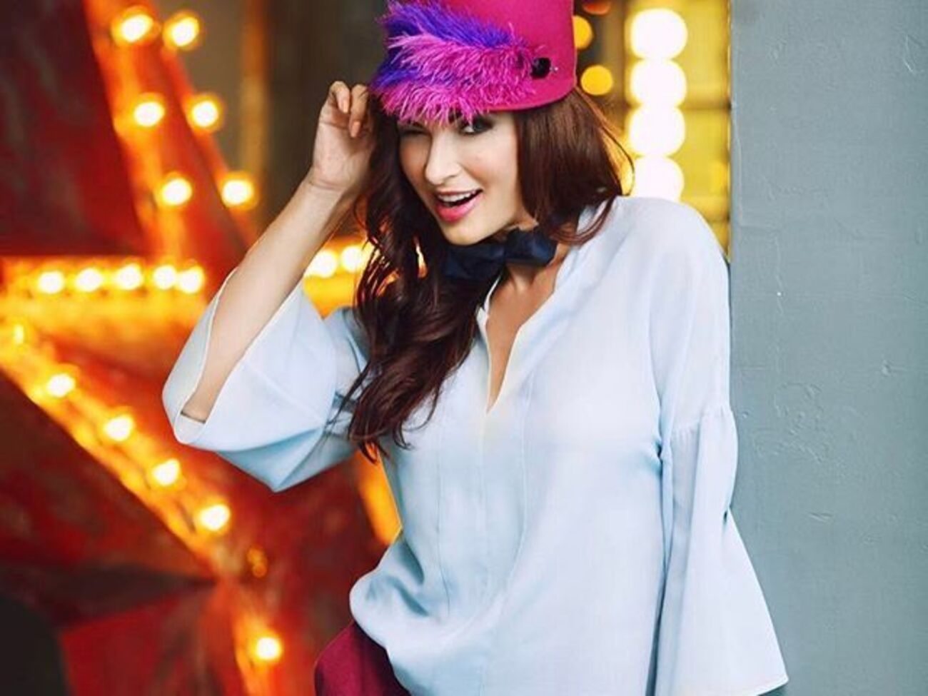 Бледанс показала бюст в глубоком декольте