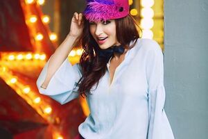 Бледанс показала бюст в глубоком декольте