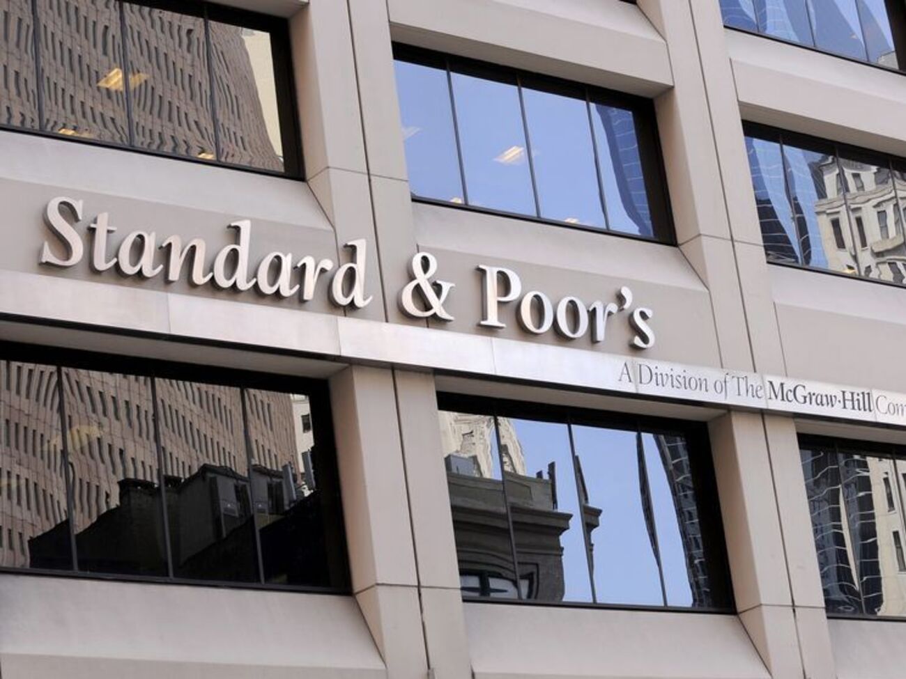 S&P: "Мусорный" рейтинг грозит России на протяжении года или двух