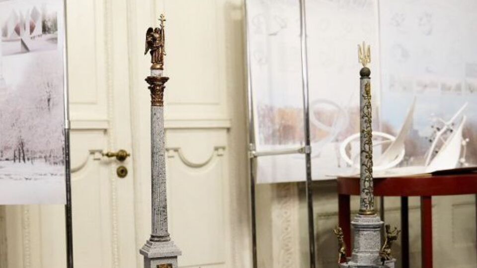 В электронной петиции говорится, что 86-метровая колонна не вписывается в архитектурный ансамбль площади Свободы