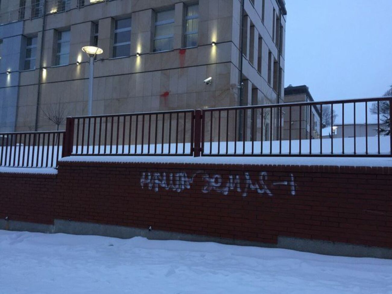 Надпись на заборе консульства Польши обнаружили сегодня утром
