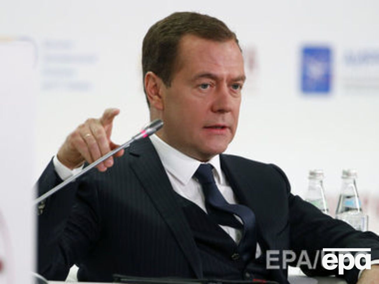 Медведев выбрал галстук с детским принтом