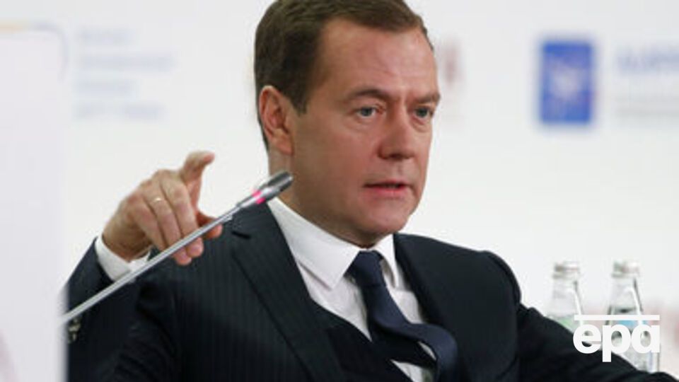 Медведєв вибрав краватку з дитячим принтом