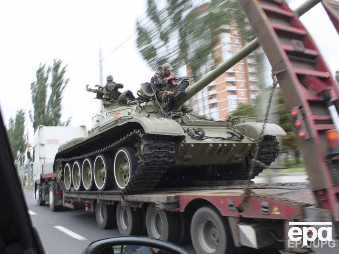 Россия продолжает поставлять военную технику боевикам на Донбассе